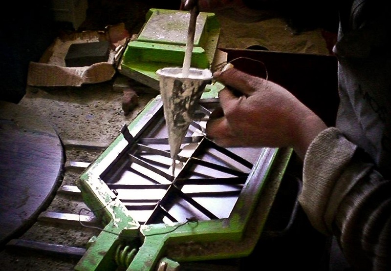 Заливка краски при производстве цементной плитки
